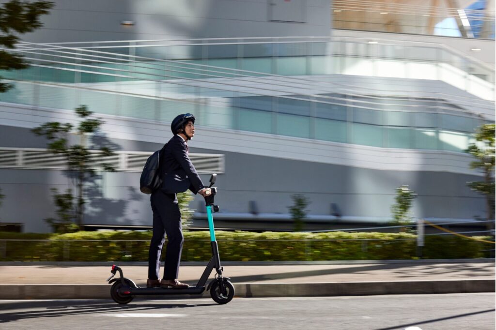 uomo su monopattino elettrico in ambiente cittadino