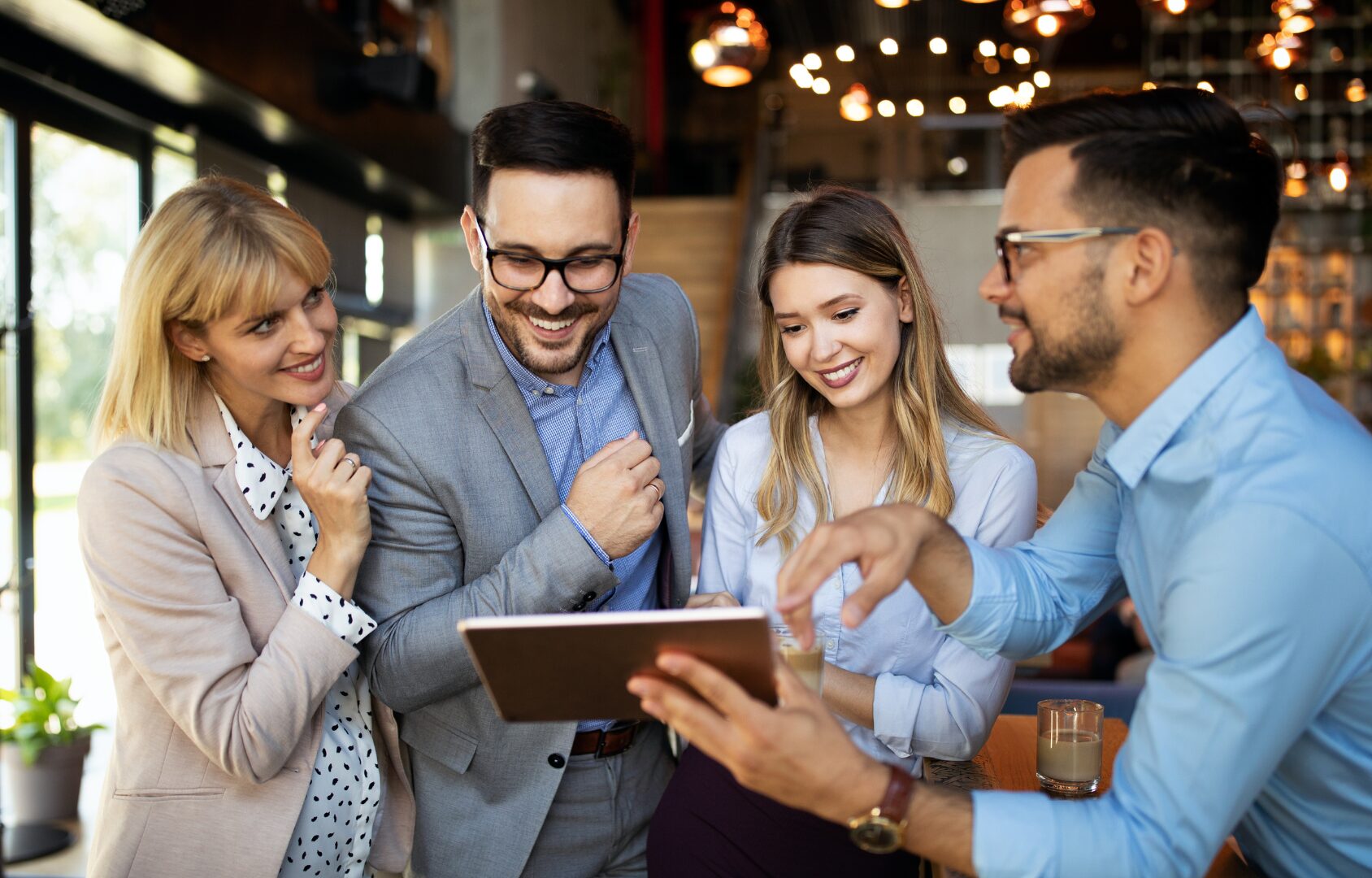 Team di colleghi che approfondiscono il bando disegni+ sul tablet