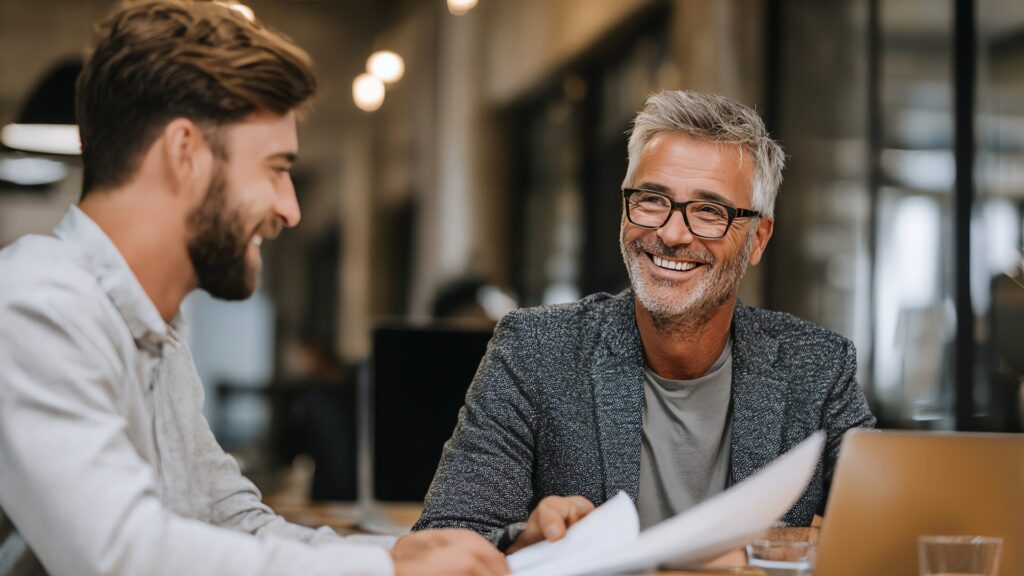 Due colleghi alla scrivania che valutano il modello 231 aziendale