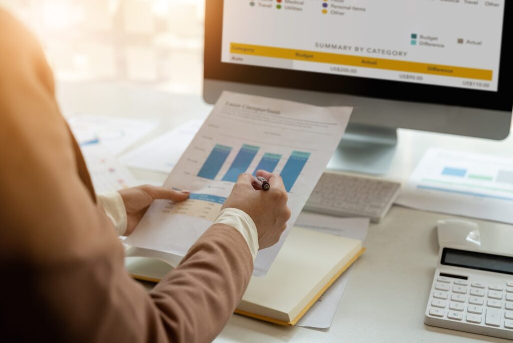 Mani di un lavoratore al pc che guarda documenti sugli incentivi aziendali 2026