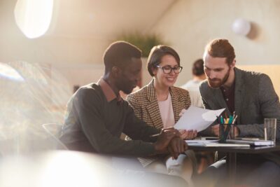 Team di tre colleghi che leggono le nuove FAQ del DNSH