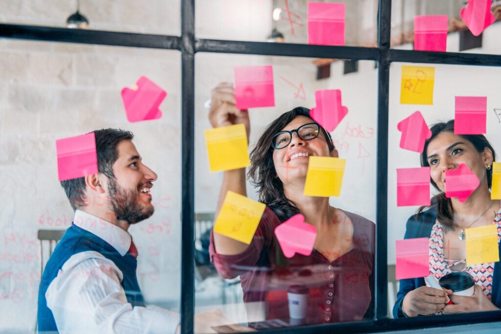 Tre colleghi in ufficio che lavorano ai nuovi incentivi fiscali della legge di bilancio