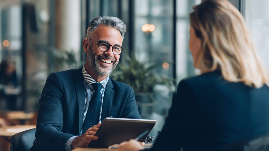 due colleghi in ufficio in riunione sulla nuova Legge di Bilancio 2026