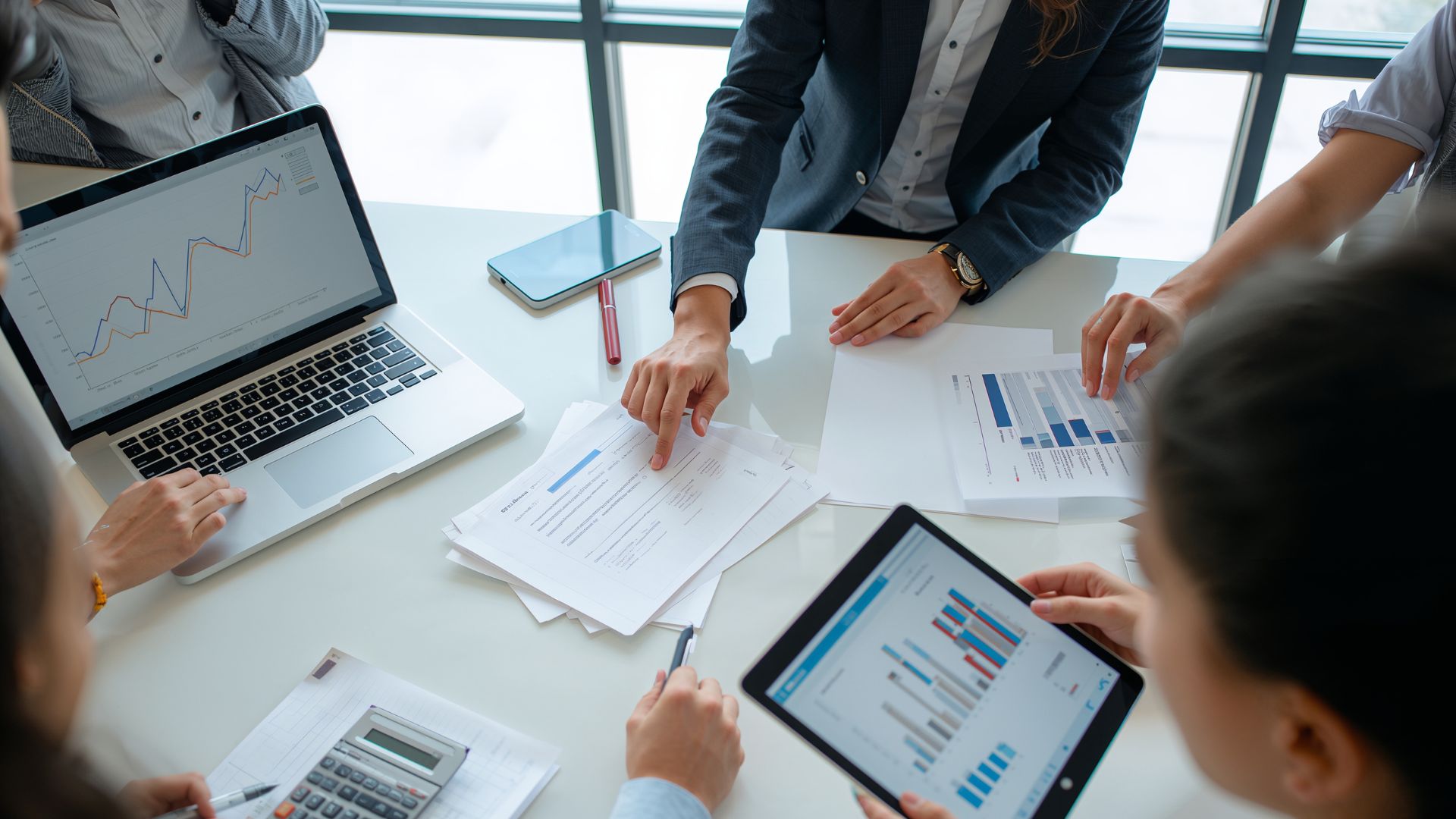 Colleghi controllano documenti sulla Nuova Legge di Bilancio 2026