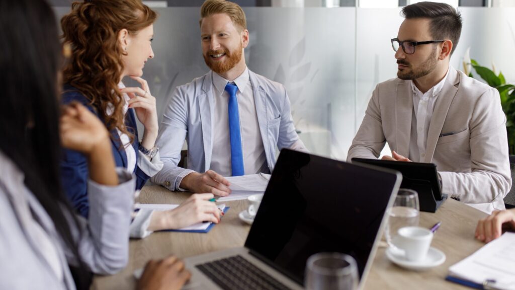 Gruppo di colleghi che leggono le novità della Legge di Bilancio 2026