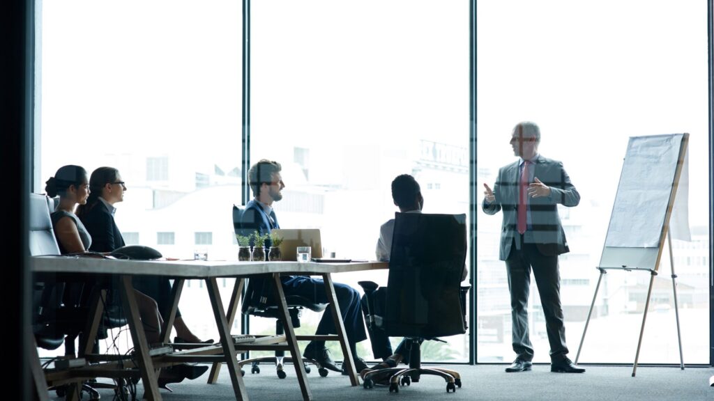 Persone discutono sul modello 231