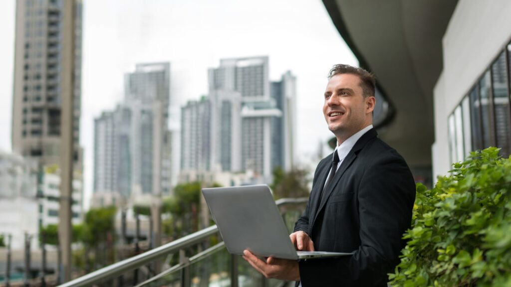 Lavoratore legge articolo relativo alla direttiva UE 2023 1971