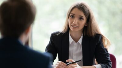 lavoratrice discute in merito alle nuove normative legate alla trasparenza salariale