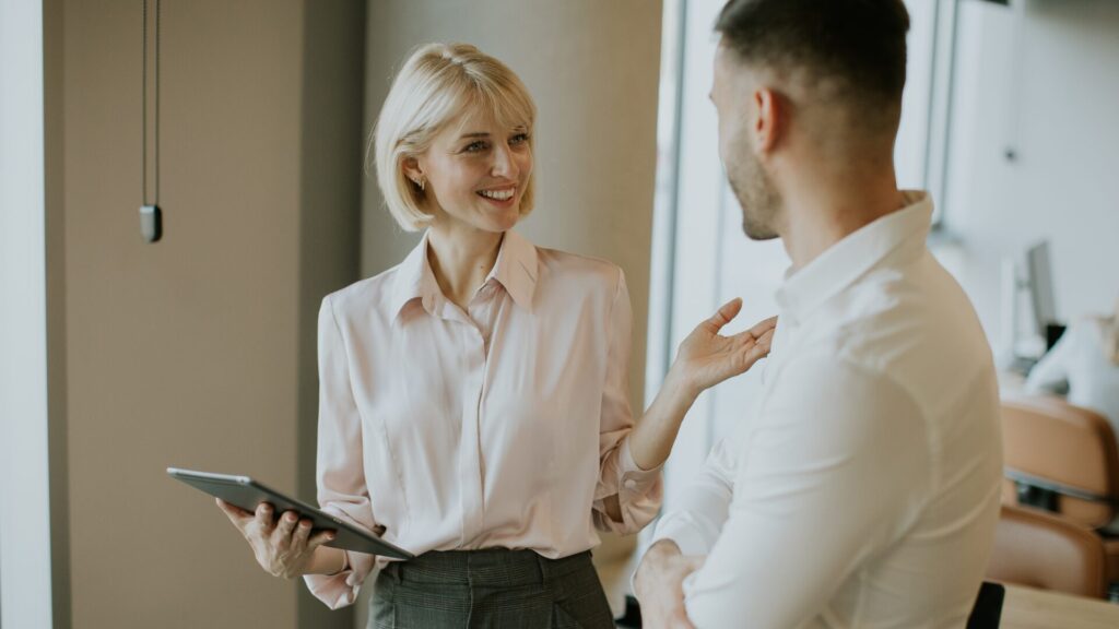 colleghi discutono riguardo le macchine agenti