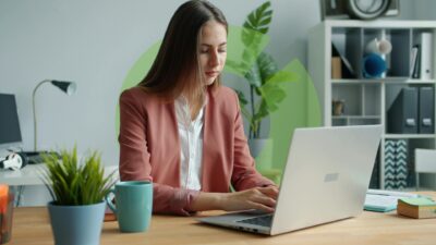 Azienda che analizza dati ambientali su dashboard_ rappresentazione della misurazione delle emissioni secondo ISO 14064-1