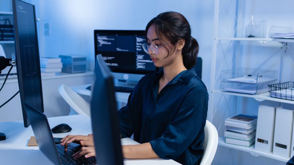 Professionista che utilizza strumenti di intelligenza artificiale per la consulenza.