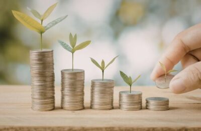 Rosnące stosy monet, symbolicznie ukazuj ące zysk