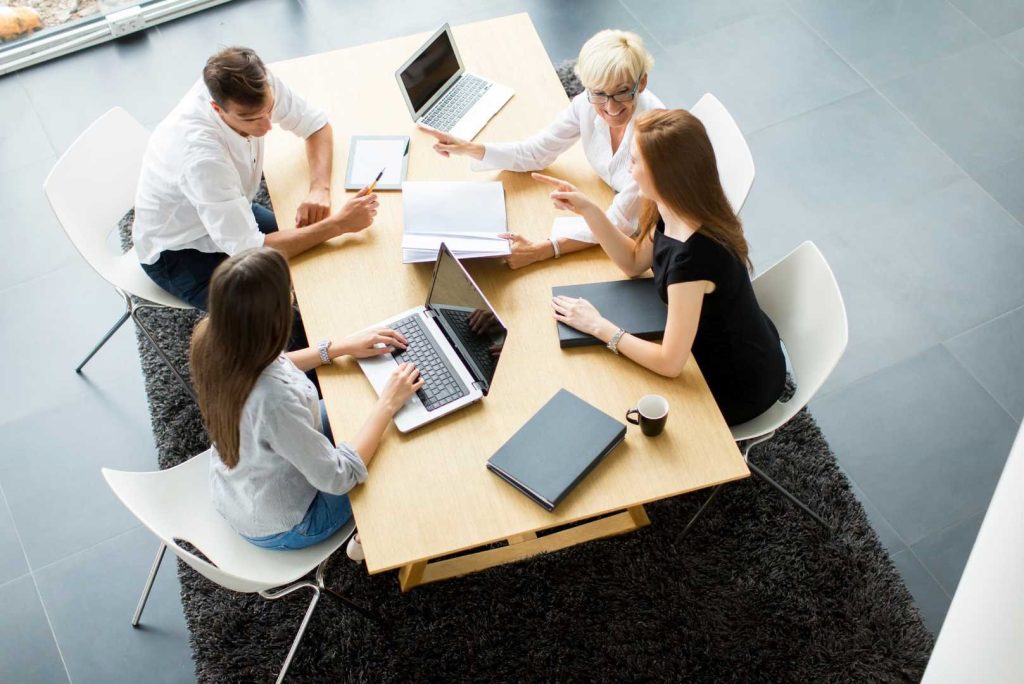 Team di lavoro in ufficio che valuta il Credito d'imposta 5.0