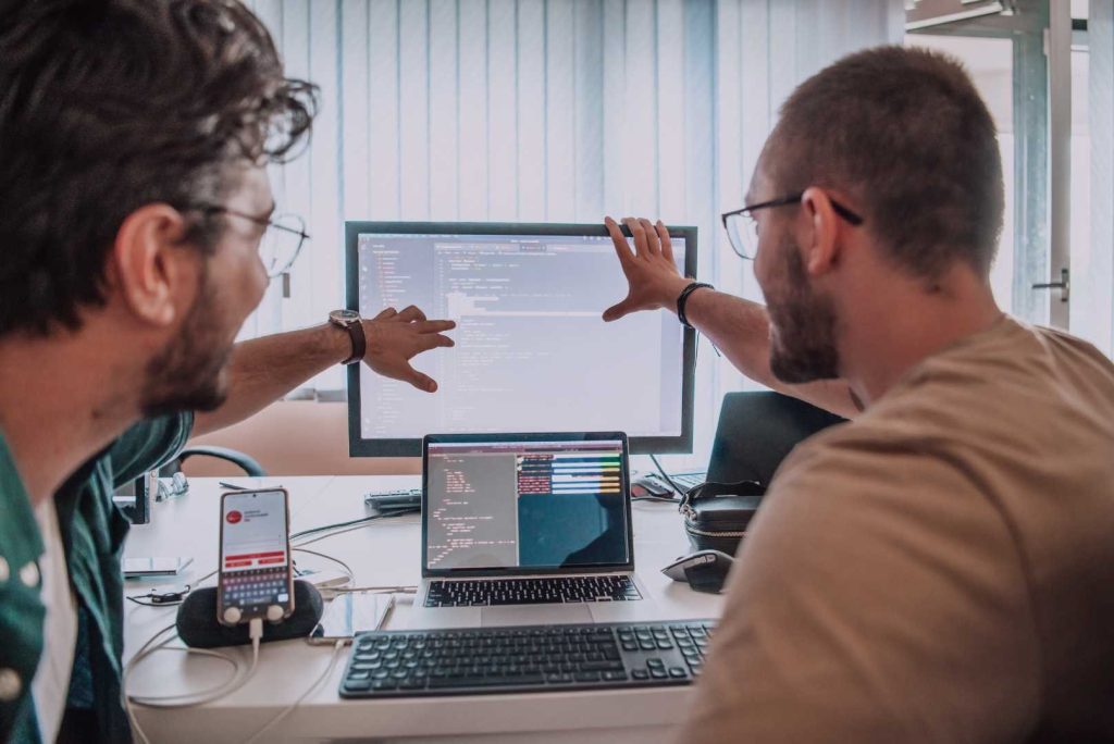 Colleghi-al-lavoro-sulla-sviluppo-di-un-nuovo-software-4.0