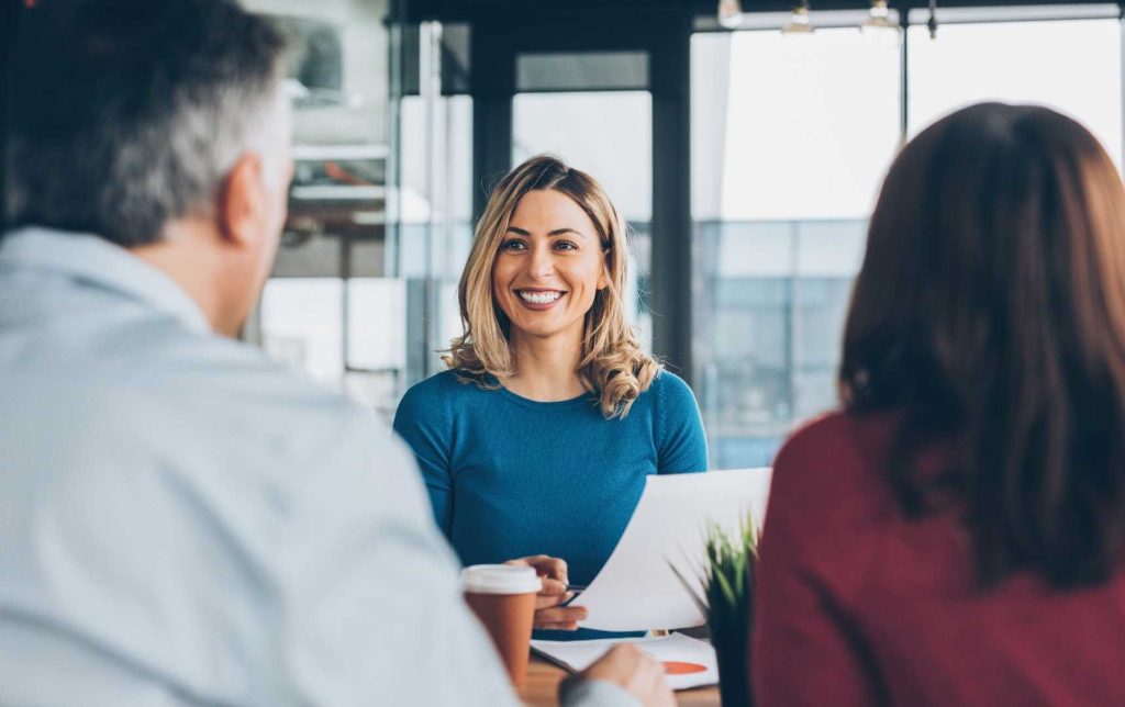 re-persone-in-riunione-per-una-consulenza-sul-fondo-nuove-competenze