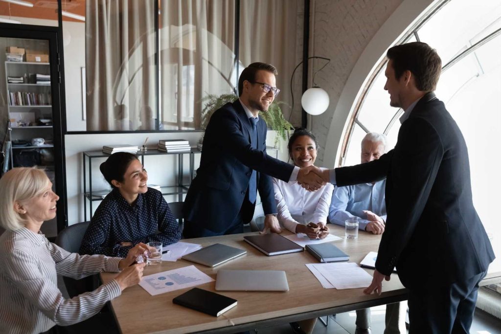 colloquio-di-lavoro-tra-diverse-persone-in-ambiente-di-ufficio