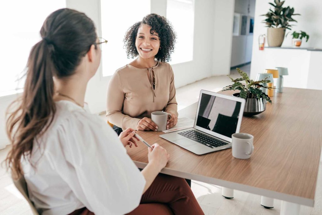 due-donne-in-riunione-in-ufficio