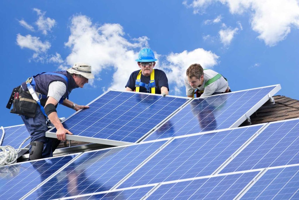 tre-lavoratori-che-installano-un-pannello-solare