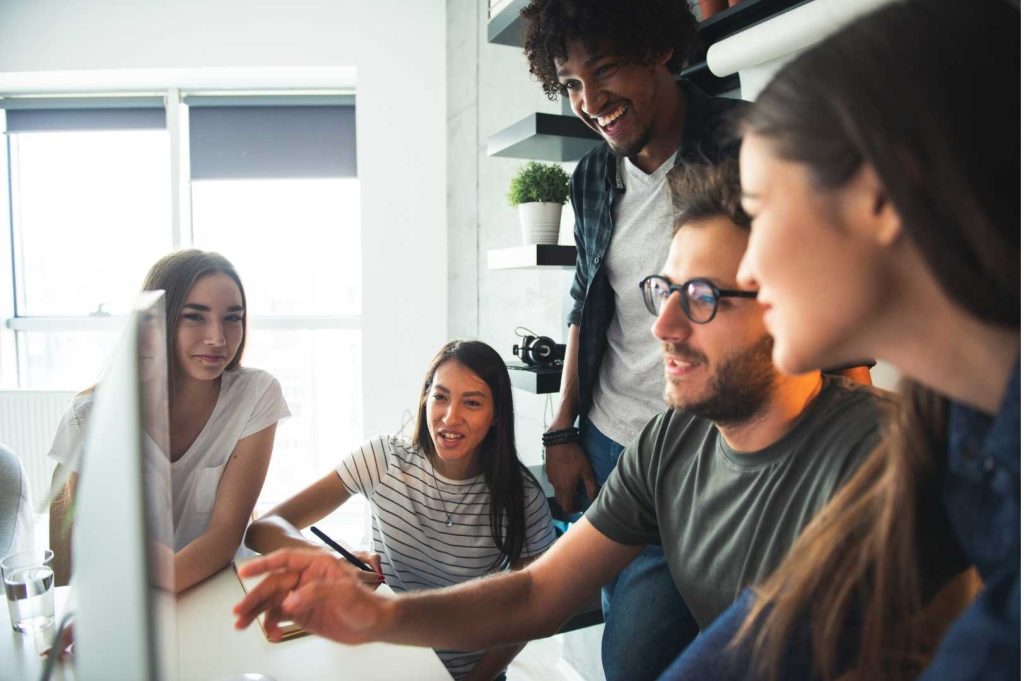 un-team-di-persona-che-lavorano-davanti-ad-un-pc