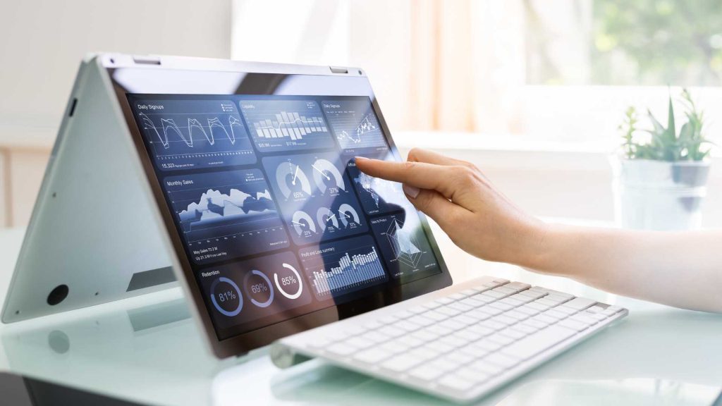 Una mano su un tablet che riporta delle dashboard digitali