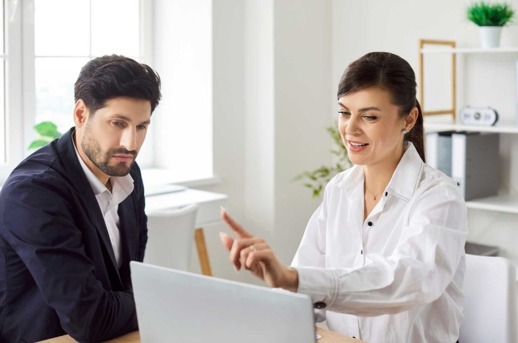 due-colleghi-al-lavoro-davanti-ad-un-pc