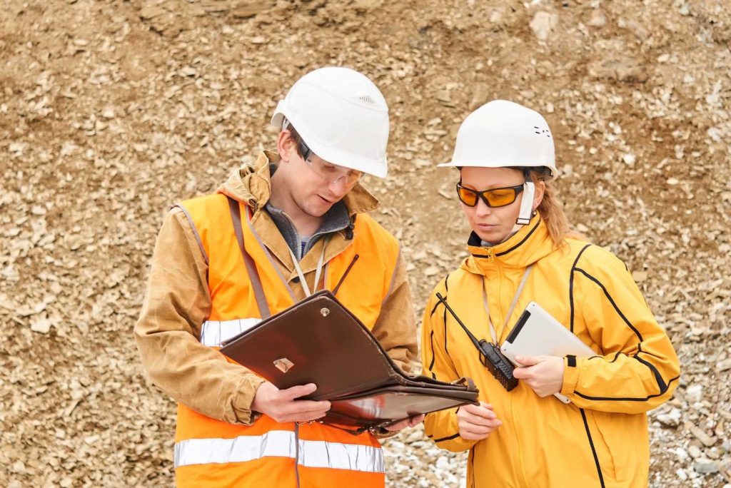 due-lavoratori-in-una-miniera-di-estrazione-di-materie-prime-critiche