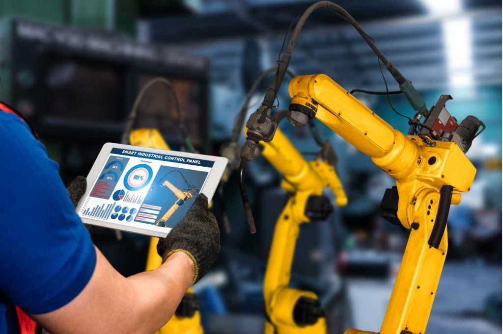 un-uomo-al-lavoro-con-un-braccio-meccanico-in-una-fabbrica-digitale