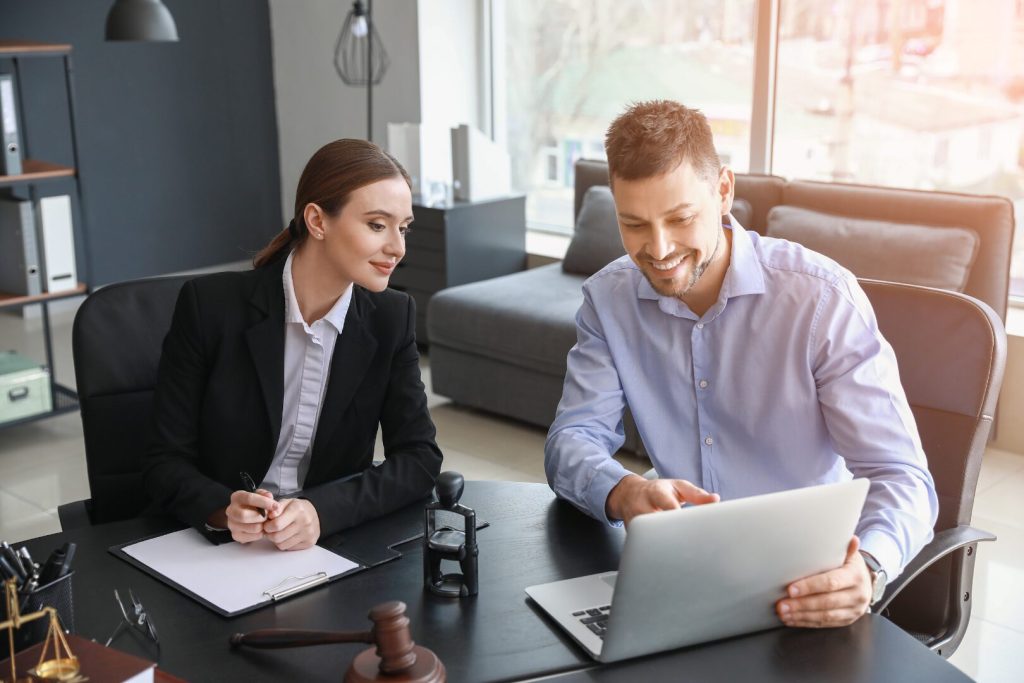 due avvocati al lavoro sulla proprietà intellettuale