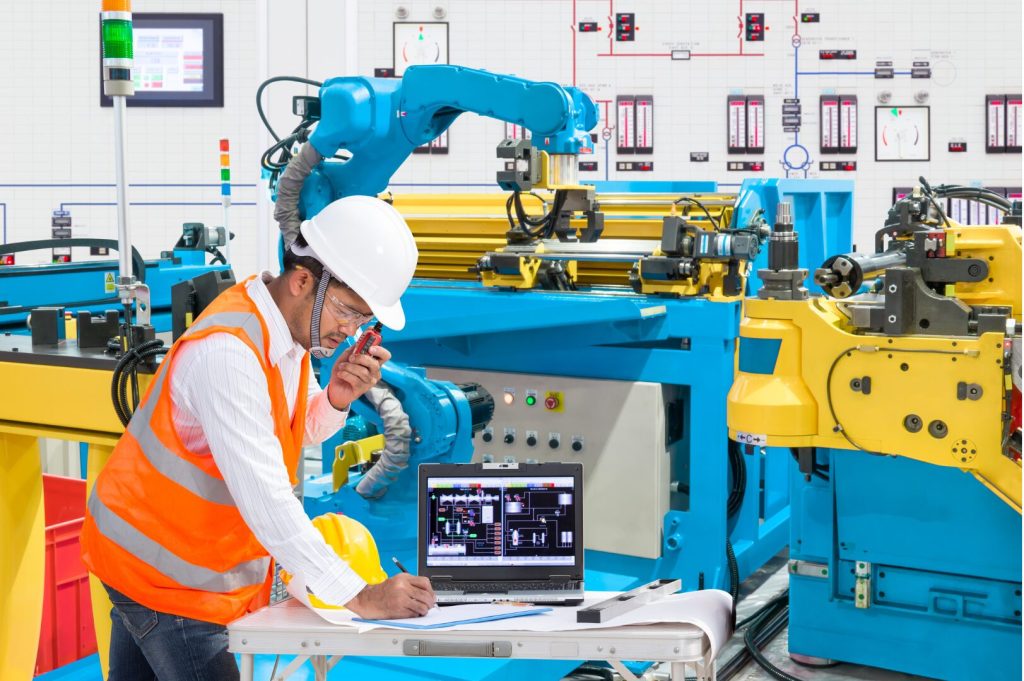 operaio al lavoro nel reparto produzione del settore manifatturiero