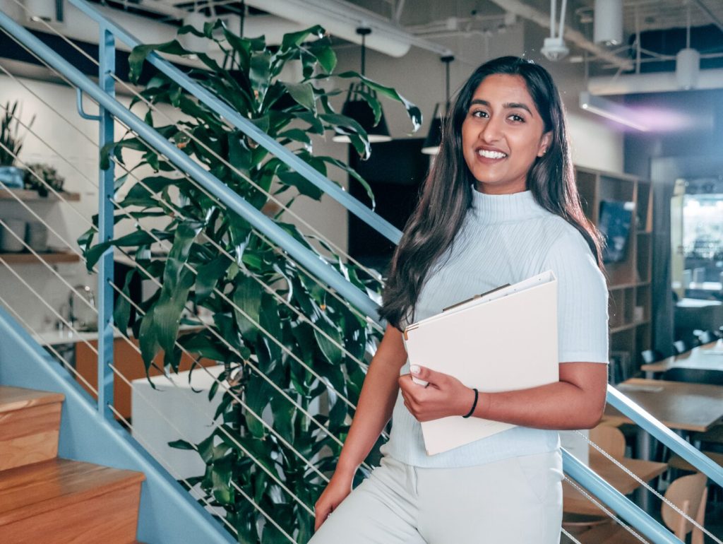 Una donna all'interno di un ufficio