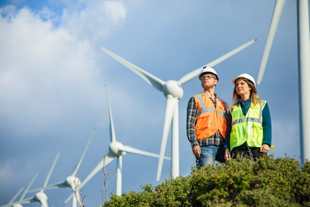 Due operai al lavoro in un impianti di produzione di energia rinnovabile