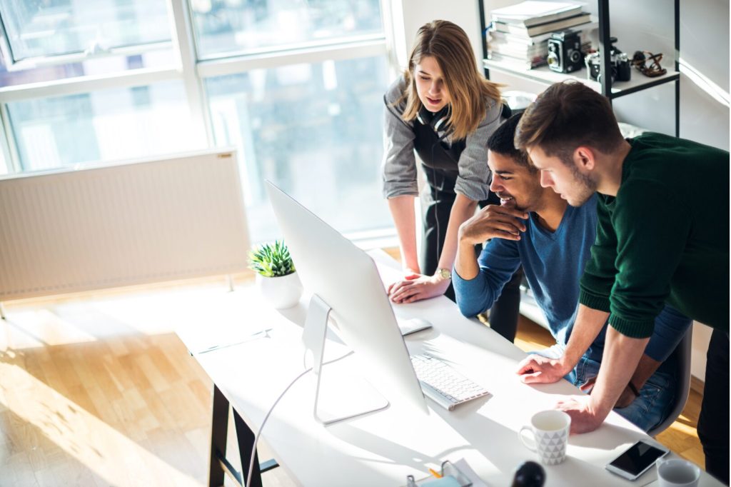 Team di lavoro davanti ad un pc che approfondisce la Legge di Bilancio 2026