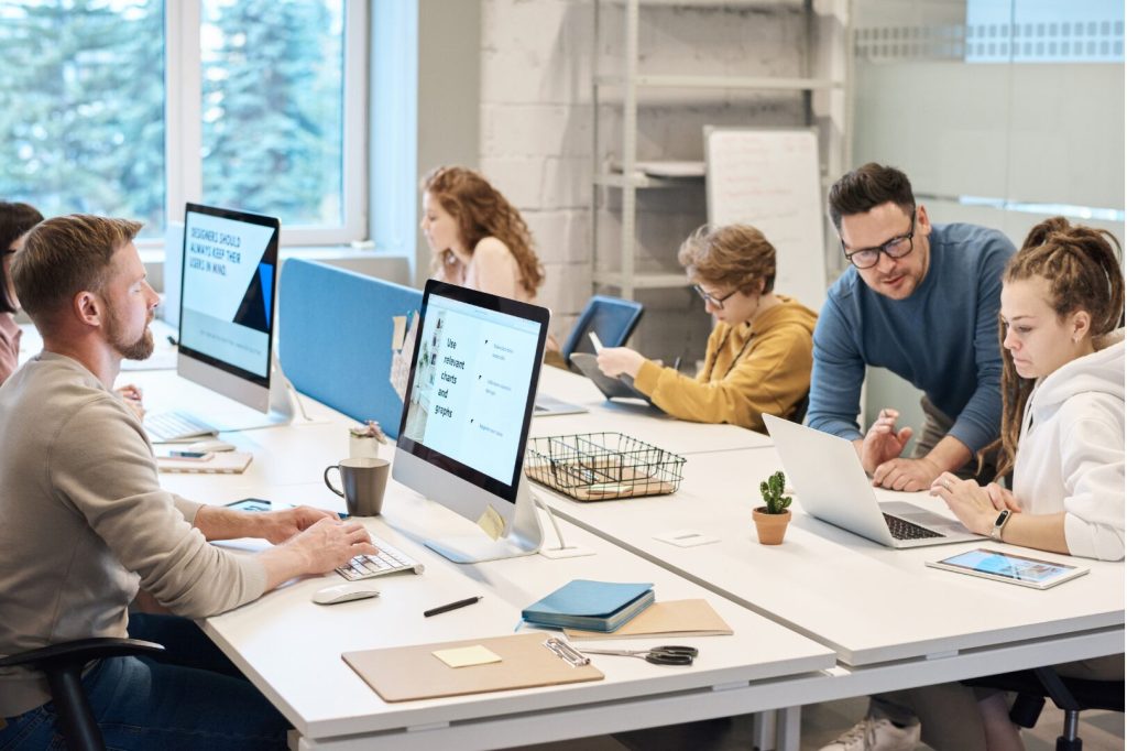 Un team di lavoro in ufficio