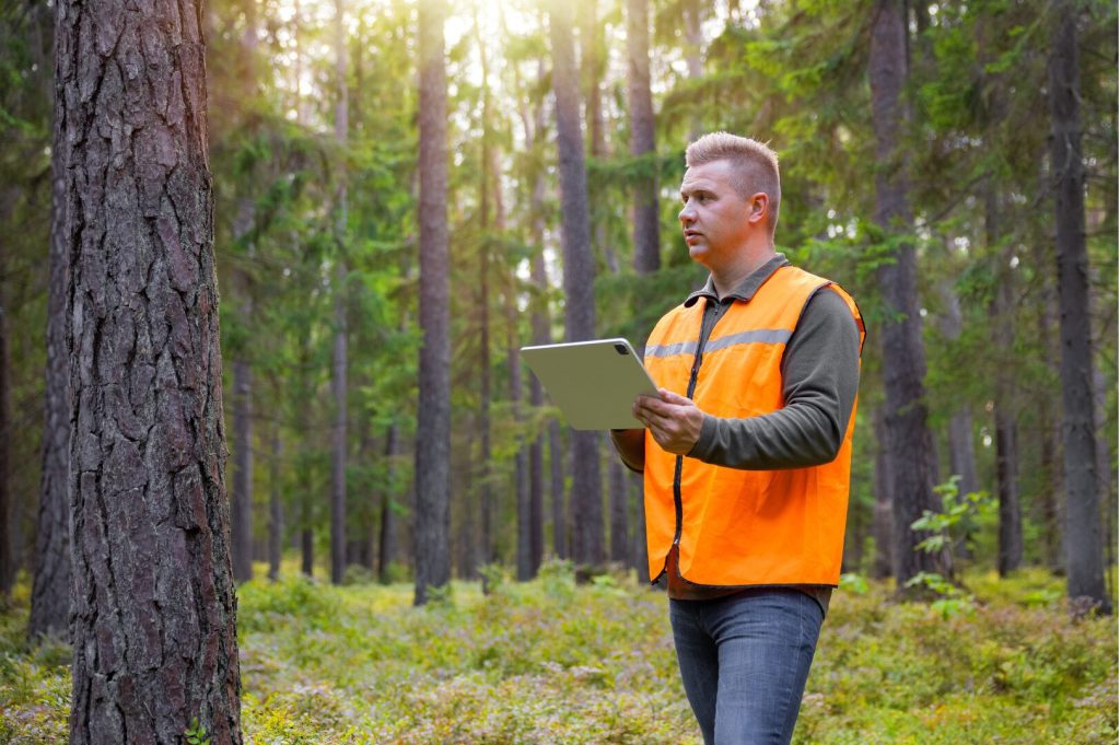 operaio al lavoro in una foresta