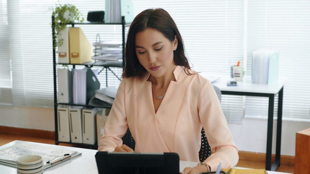 Ragazza lavoratrice al pc che legge la nuova Legge di Bilancio 2026