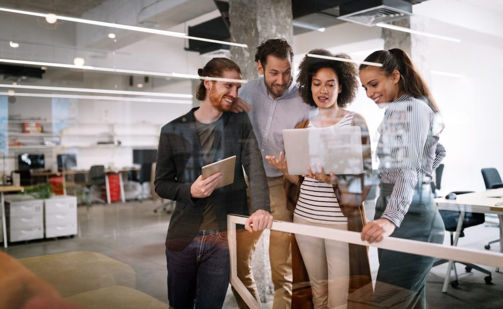 Team di lavoro davanti ad un tablet che approfondiscono gli investimenti del PNRR