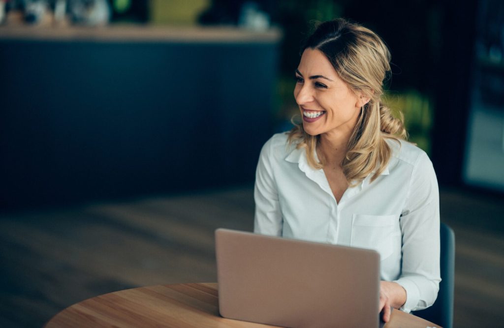 Una donna al pc che lavora sulla Diagnosi Energetica