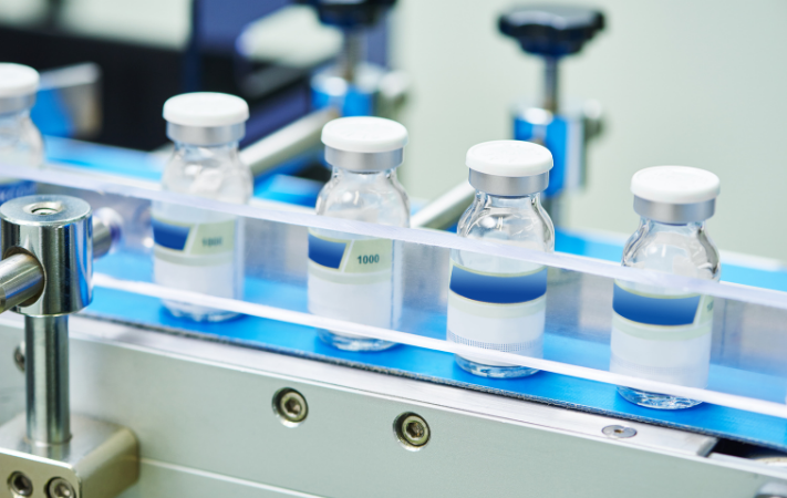 leki na taśmie produkcyjnej w fabryce producenta farmaceutycznego