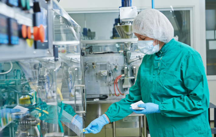 pracownik produkcji w branży farmaceutycznej