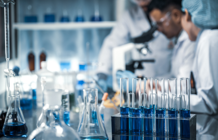 chemicy pracujący w laboratorium