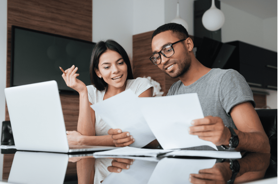 C3S - smiling working people with papers and computer